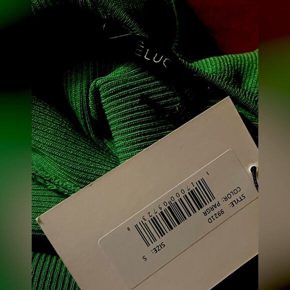 Déluc parrot green bodysuit NWT*small*ribbed ruffle neckline,sexy & flattering - Picture 3 of 3